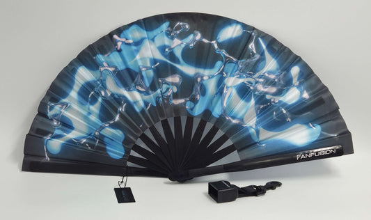 Liquid Mercury festival fan – metallic rave fan with clip holder and wearable holster. Chrome techno aesthetic, perfect for open airs, dancefloors and EDM fans.
